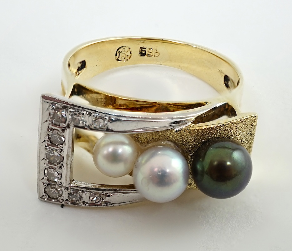 A recent 14k gold, diamond and graduated three colour cultured pearl set dress buckle ring